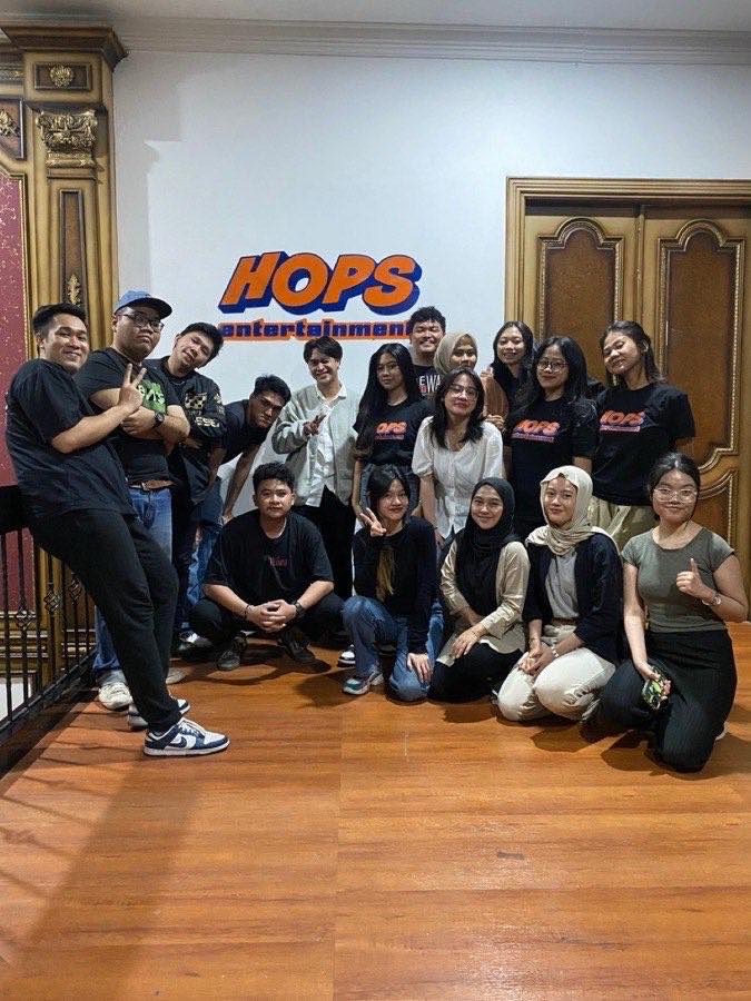 Tim HOPS Entertainment berkumpul bersama para kreator